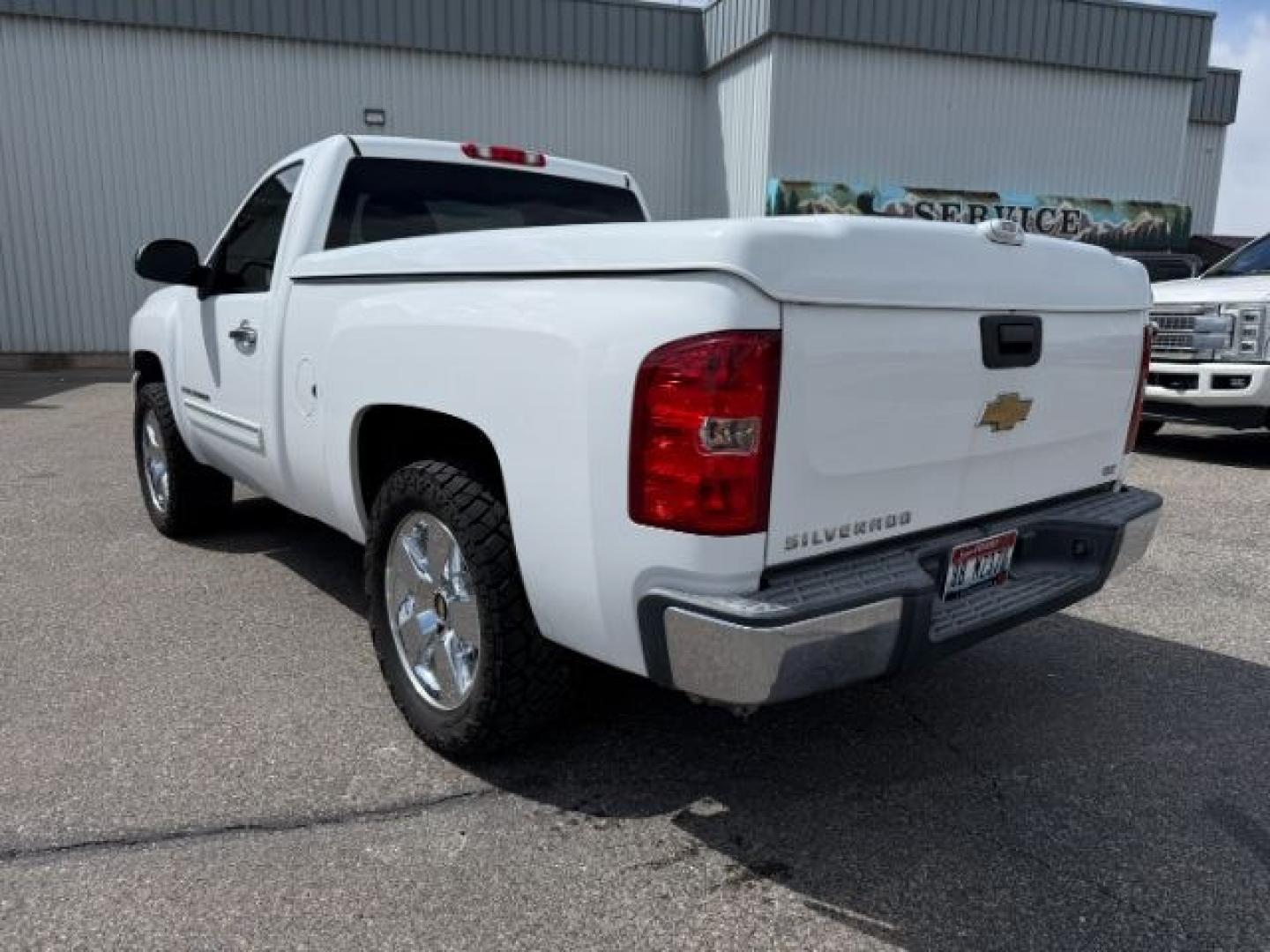 2007 WHITE /Ebony Chevrolet Silverado 1500 LT1 (1GCEC14J27Z) with an Vortec 5.3L V-8 regular unleaded engine, AUTOMATIC transmission, located at 1235 N Woodruff Ave., Idaho Falls, 83401, (208) 523-1053, 43.507172, -112.000488 - At Timberline Auto, finding a great deal on your next vehicle is always easy! Our experienced sales staff goal is to help find you the right vehicle at the right price! Our knowledgeable finance department has options for almost any credit score. We offer extended service contract options to prot - Photo#24