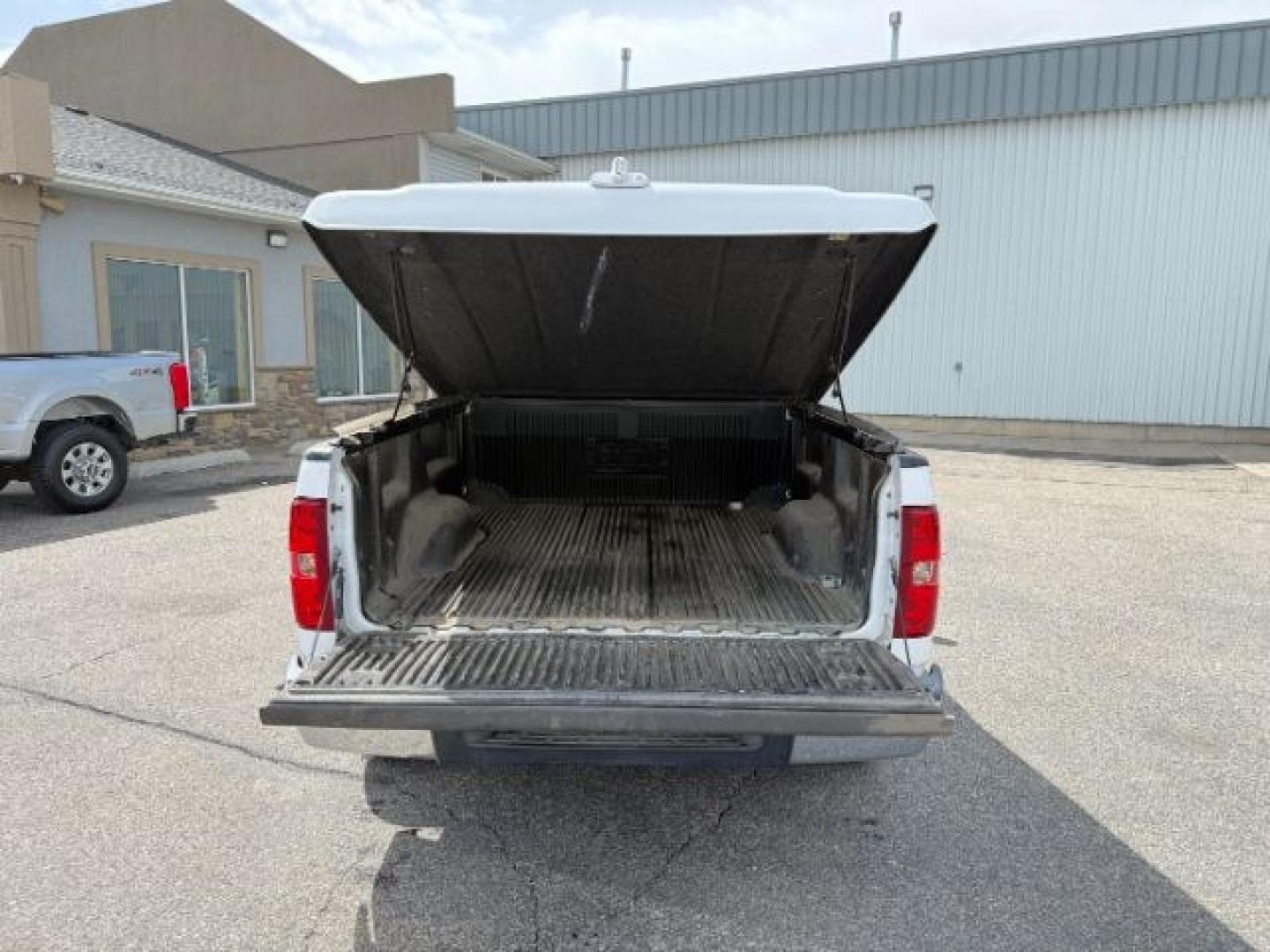 2007 WHITE /Ebony Chevrolet Silverado 1500 LT1 (1GCEC14J27Z) with an Vortec 5.3L V-8 regular unleaded engine, AUTOMATIC transmission, located at 1235 N Woodruff Ave., Idaho Falls, 83401, (208) 523-1053, 43.507172, -112.000488 - At Timberline Auto, finding a great deal on your next vehicle is always easy! Our experienced sales staff goal is to help find you the right vehicle at the right price! Our knowledgeable finance department has options for almost any credit score. We offer extended service contract options to prot - Photo#26