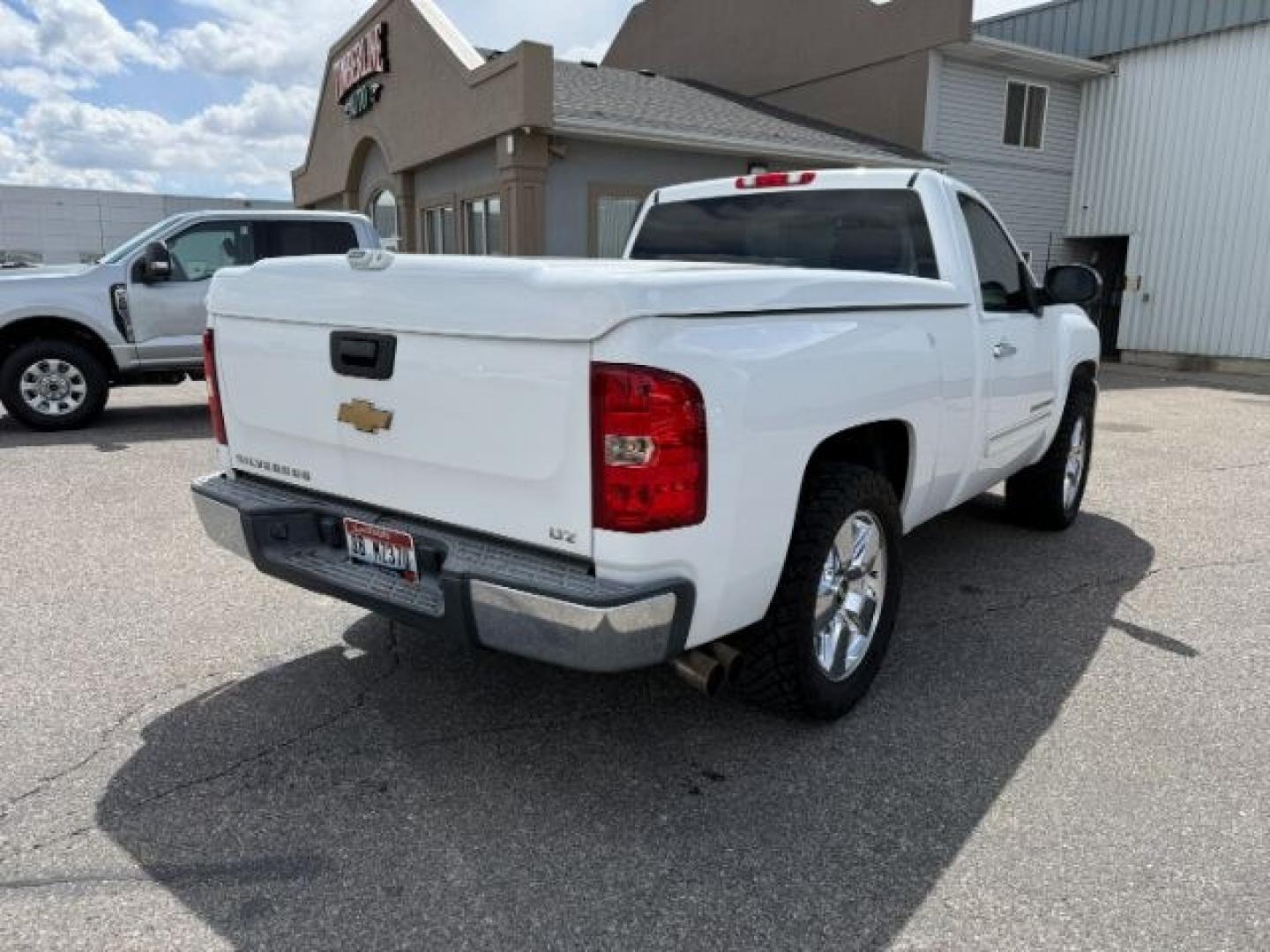 2007 WHITE /Ebony Chevrolet Silverado 1500 LT1 (1GCEC14J27Z) with an Vortec 5.3L V-8 regular unleaded engine, AUTOMATIC transmission, located at 1235 N Woodruff Ave., Idaho Falls, 83401, (208) 523-1053, 43.507172, -112.000488 - At Timberline Auto, finding a great deal on your next vehicle is always easy! Our experienced sales staff goal is to help find you the right vehicle at the right price! Our knowledgeable finance department has options for almost any credit score. We offer extended service contract options to prot - Photo#27