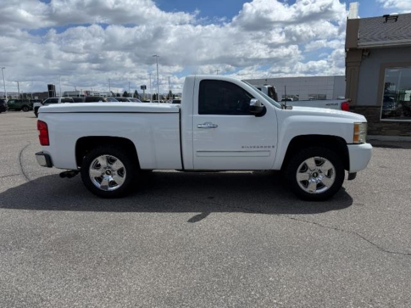2007 WHITE /Ebony Chevrolet Silverado 1500 LT1 (1GCEC14J27Z) with an Vortec 5.3L V-8 regular unleaded engine, AUTOMATIC transmission, located at 1235 N Woodruff Ave., Idaho Falls, 83401, (208) 523-1053, 43.507172, -112.000488 - At Timberline Auto, finding a great deal on your next vehicle is always easy! Our experienced sales staff goal is to help find you the right vehicle at the right price! Our knowledgeable finance department has options for almost any credit score. We offer extended service contract options to prot - Photo#28