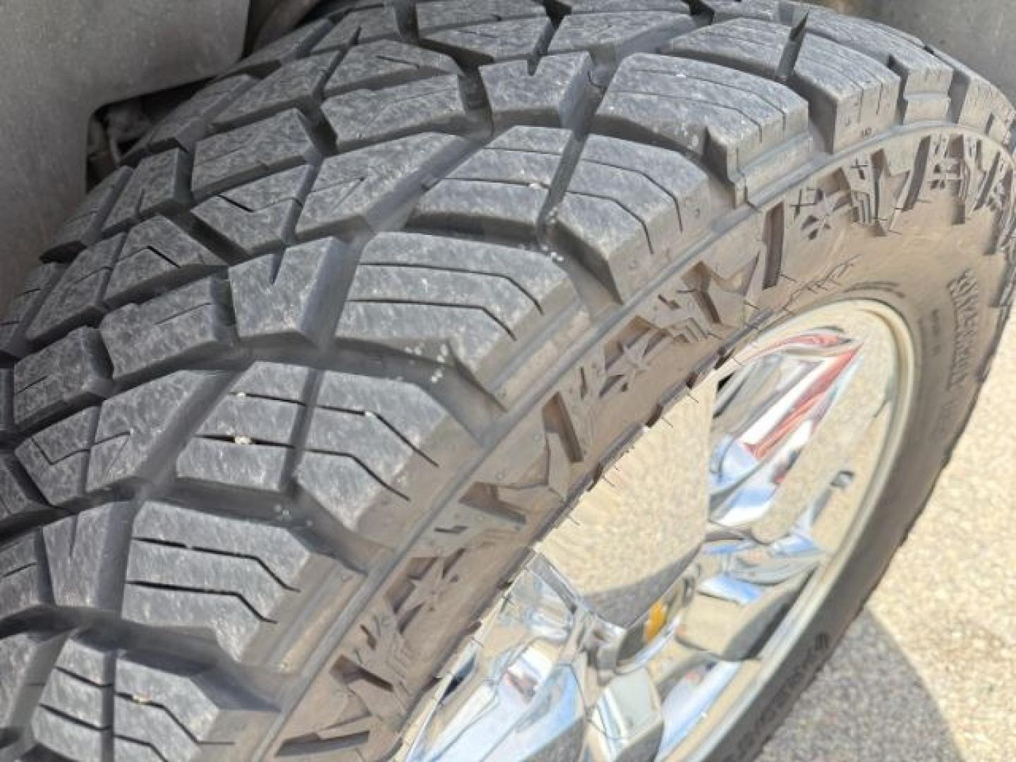 2007 WHITE /Ebony Chevrolet Silverado 1500 LT1 (1GCEC14J27Z) with an Vortec 5.3L V-8 regular unleaded engine, AUTOMATIC transmission, located at 1235 N Woodruff Ave., Idaho Falls, 83401, (208) 523-1053, 43.507172, -112.000488 - At Timberline Auto, finding a great deal on your next vehicle is always easy! Our experienced sales staff goal is to help find you the right vehicle at the right price! Our knowledgeable finance department has options for almost any credit score. We offer extended service contract options to prot - Photo#31