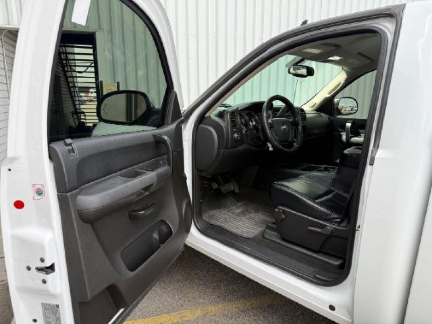 2007 WHITE /Ebony Chevrolet Silverado 1500 LT1 (1GCEC14J27Z) with an Vortec 5.3L V-8 regular unleaded engine, AUTOMATIC transmission, located at 1235 N Woodruff Ave., Idaho Falls, 83401, (208) 523-1053, 43.507172, -112.000488 - At Timberline Auto, finding a great deal on your next vehicle is always easy! Our experienced sales staff goal is to help find you the right vehicle at the right price! Our knowledgeable finance department has options for almost any credit score. We offer extended service contract options to prot - Photo#33