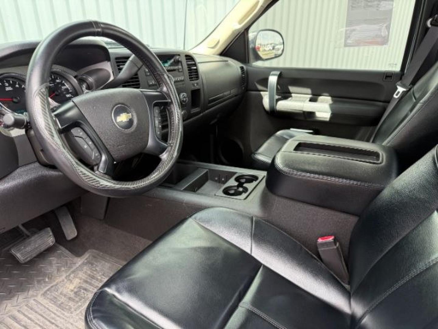 2007 WHITE /Ebony Chevrolet Silverado 1500 LT1 (1GCEC14J27Z) with an Vortec 5.3L V-8 regular unleaded engine, AUTOMATIC transmission, located at 1235 N Woodruff Ave., Idaho Falls, 83401, (208) 523-1053, 43.507172, -112.000488 - At Timberline Auto, finding a great deal on your next vehicle is always easy! Our experienced sales staff goal is to help find you the right vehicle at the right price! Our knowledgeable finance department has options for almost any credit score. We offer extended service contract options to prot - Photo#35