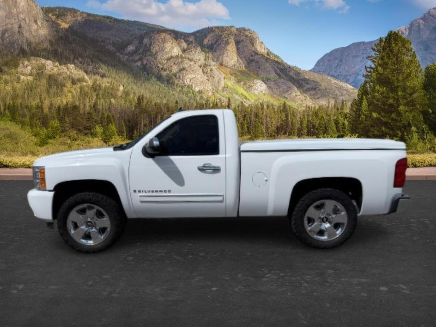 2007 WHITE /Ebony Chevrolet Silverado 1500 LT1 (1GCEC14J27Z) with an Vortec 5.3L V-8 regular unleaded engine, AUTOMATIC transmission, located at 1235 N Woodruff Ave., Idaho Falls, 83401, (208) 523-1053, 43.507172, -112.000488 - At Timberline Auto, finding a great deal on your next vehicle is always easy! Our experienced sales staff goal is to help find you the right vehicle at the right price! Our knowledgeable finance department has options for almost any credit score. We offer extended service contract options to prot - Photo#1