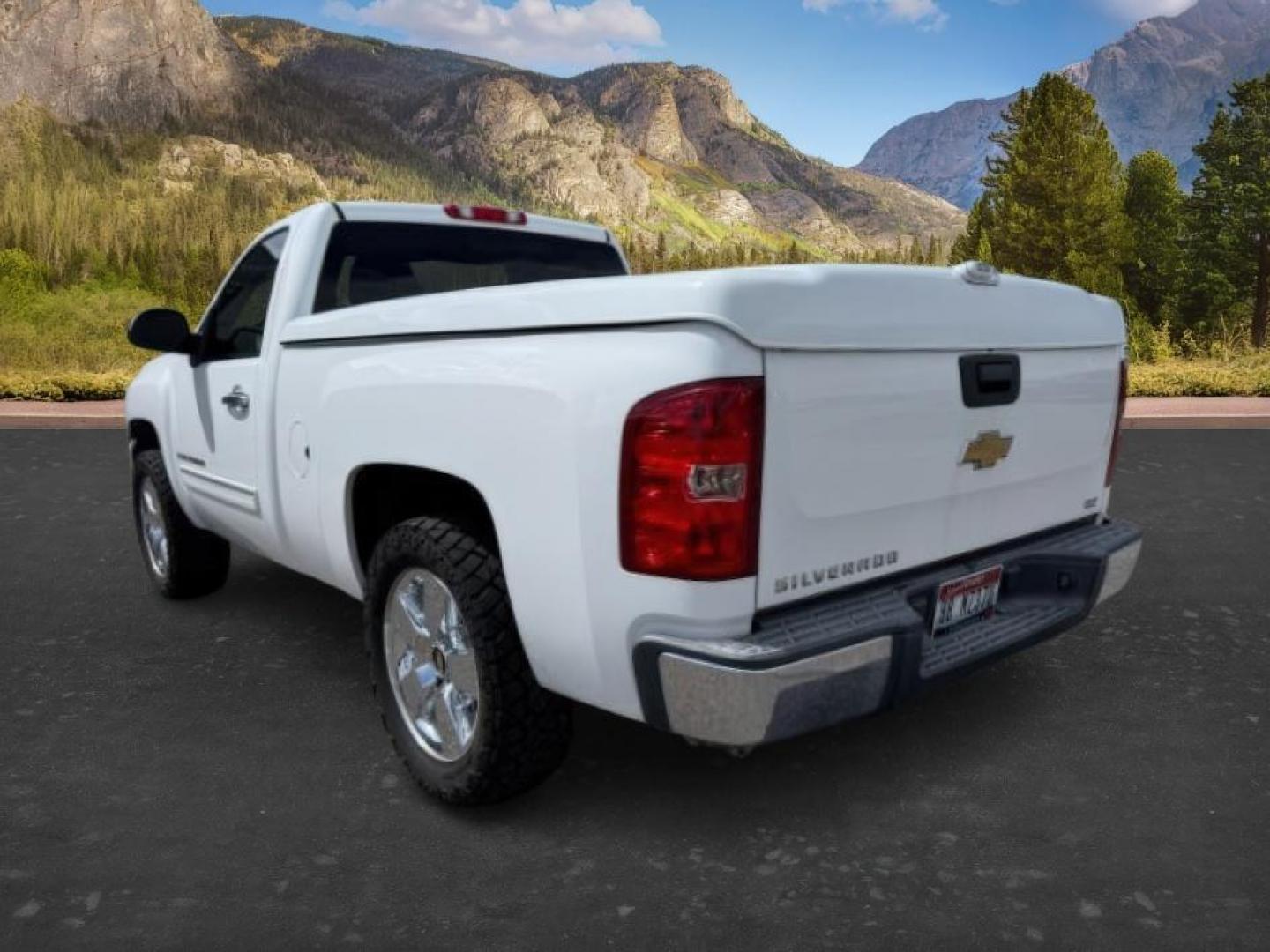 2007 WHITE /Ebony Chevrolet Silverado 1500 LT1 (1GCEC14J27Z) with an Vortec 5.3L V-8 regular unleaded engine, AUTOMATIC transmission, located at 1235 N Woodruff Ave., Idaho Falls, 83401, (208) 523-1053, 43.507172, -112.000488 - At Timberline Auto, finding a great deal on your next vehicle is always easy! Our experienced sales staff goal is to help find you the right vehicle at the right price! Our knowledgeable finance department has options for almost any credit score. We offer extended service contract options to prot - Photo#2