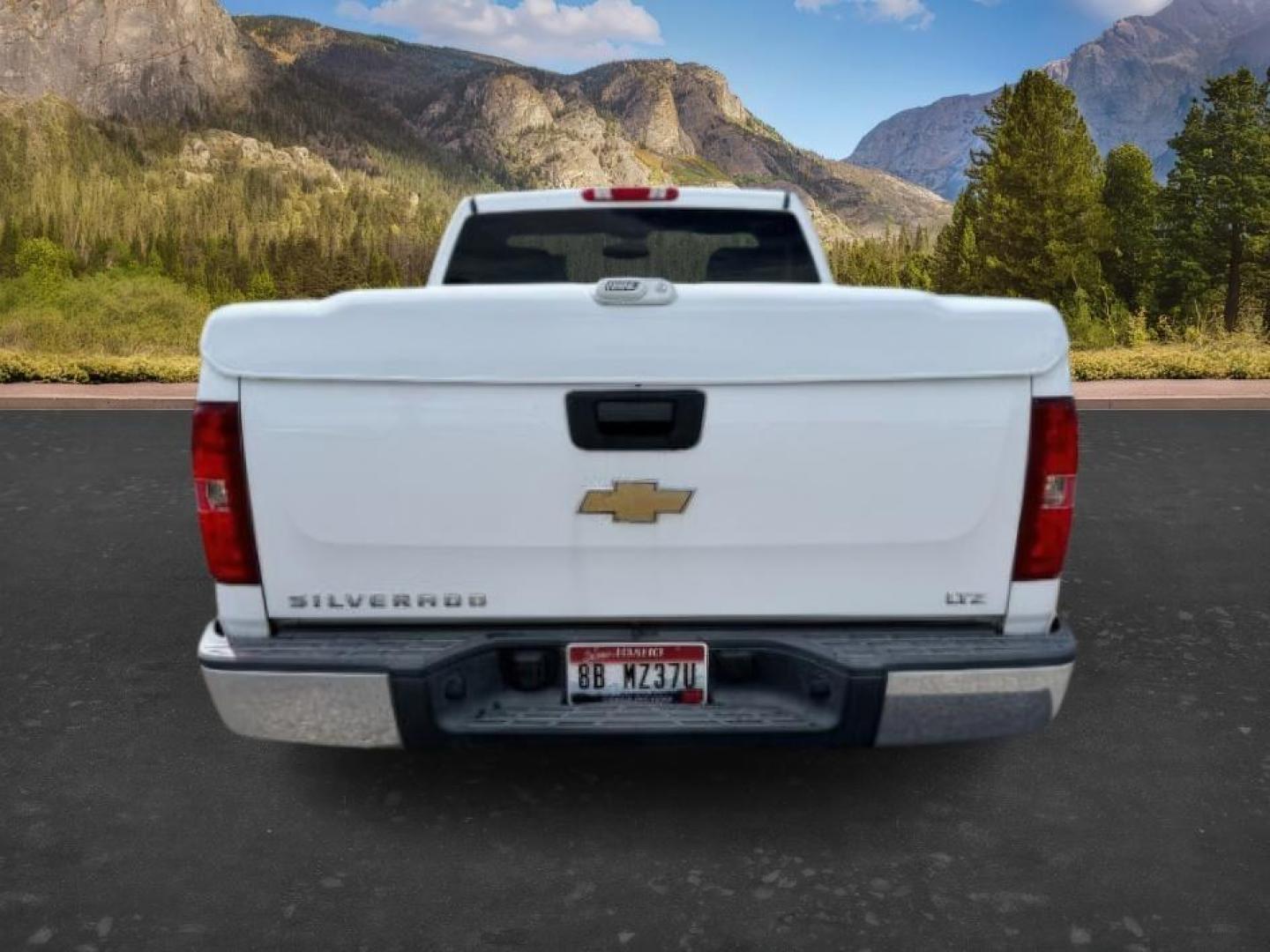 2007 WHITE /Ebony Chevrolet Silverado 1500 LT1 (1GCEC14J27Z) with an Vortec 5.3L V-8 regular unleaded engine, AUTOMATIC transmission, located at 1235 N Woodruff Ave., Idaho Falls, 83401, (208) 523-1053, 43.507172, -112.000488 - At Timberline Auto, finding a great deal on your next vehicle is always easy! Our experienced sales staff goal is to help find you the right vehicle at the right price! Our knowledgeable finance department has options for almost any credit score. We offer extended service contract options to prot - Photo#3