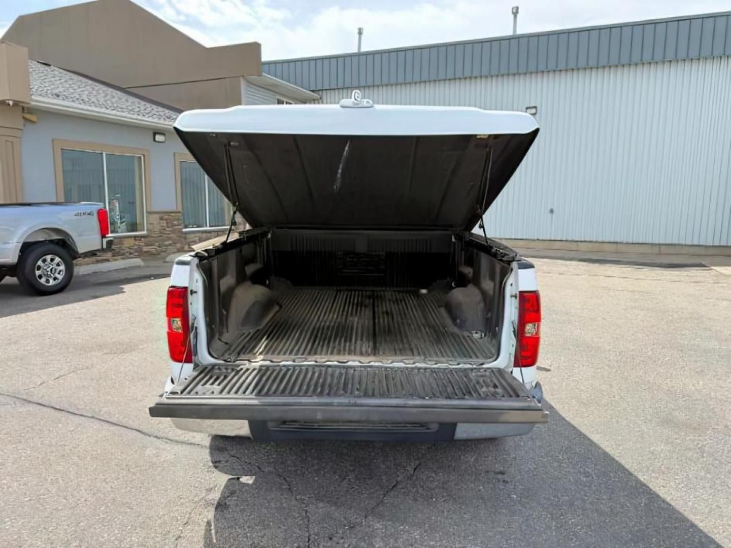 2007 WHITE /Ebony Chevrolet Silverado 1500 LT1 (1GCEC14J27Z) with an Vortec 5.3L V-8 regular unleaded engine, AUTOMATIC transmission, located at 1235 N Woodruff Ave., Idaho Falls, 83401, (208) 523-1053, 43.507172, -112.000488 - At Timberline Auto, finding a great deal on your next vehicle is always easy! Our experienced sales staff goal is to help find you the right vehicle at the right price! Our knowledgeable finance department has options for almost any credit score. We offer extended service contract options to prot - Photo#4