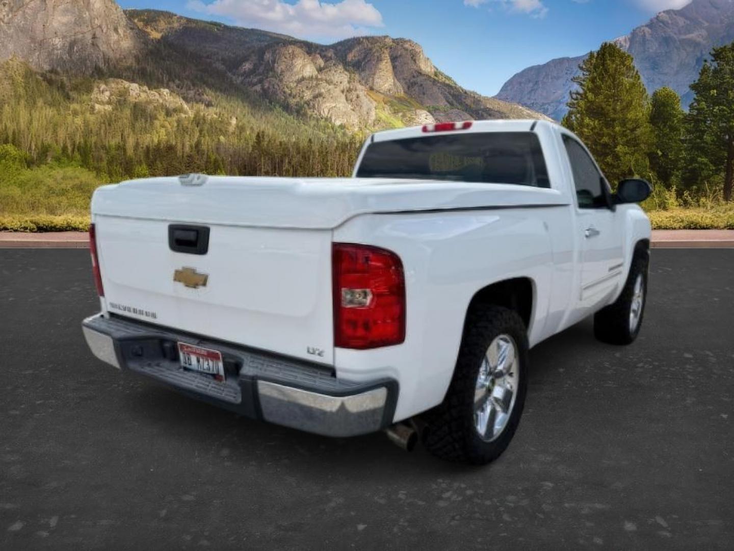 2007 WHITE /Ebony Chevrolet Silverado 1500 LT1 (1GCEC14J27Z) with an Vortec 5.3L V-8 regular unleaded engine, AUTOMATIC transmission, located at 1235 N Woodruff Ave., Idaho Falls, 83401, (208) 523-1053, 43.507172, -112.000488 - At Timberline Auto, finding a great deal on your next vehicle is always easy! Our experienced sales staff goal is to help find you the right vehicle at the right price! Our knowledgeable finance department has options for almost any credit score. We offer extended service contract options to prot - Photo#5