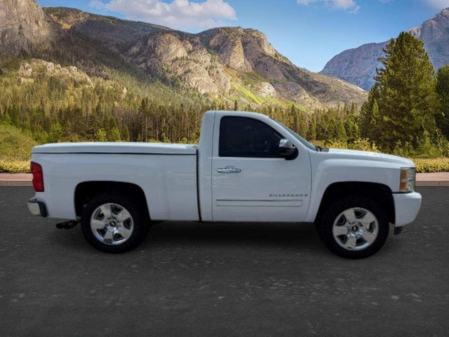 2007 WHITE /Ebony Chevrolet Silverado 1500 LT1 (1GCEC14J27Z) with an Vortec 5.3L V-8 regular unleaded engine, AUTOMATIC transmission, located at 1235 N Woodruff Ave., Idaho Falls, 83401, (208) 523-1053, 43.507172, -112.000488 - At Timberline Auto, finding a great deal on your next vehicle is always easy! Our experienced sales staff goal is to help find you the right vehicle at the right price! Our knowledgeable finance department has options for almost any credit score. We offer extended service contract options to prot - Photo#6