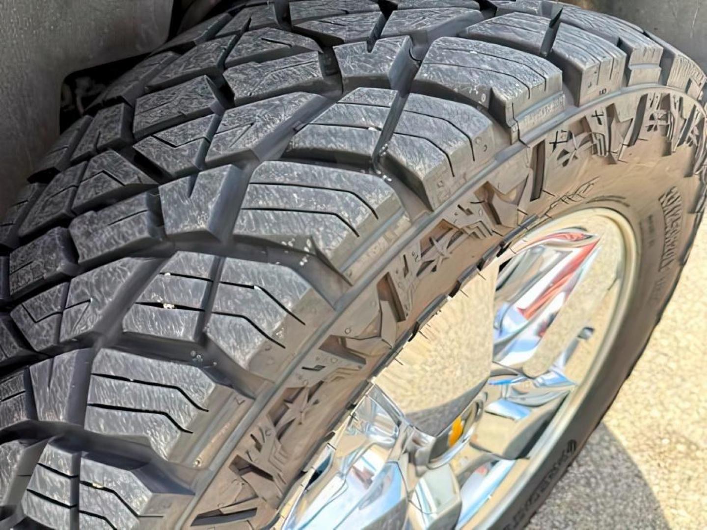 2007 WHITE /Ebony Chevrolet Silverado 1500 LT1 (1GCEC14J27Z) with an Vortec 5.3L V-8 regular unleaded engine, AUTOMATIC transmission, located at 1235 N Woodruff Ave., Idaho Falls, 83401, (208) 523-1053, 43.507172, -112.000488 - At Timberline Auto, finding a great deal on your next vehicle is always easy! Our experienced sales staff goal is to help find you the right vehicle at the right price! Our knowledgeable finance department has options for almost any credit score. We offer extended service contract options to prot - Photo#9