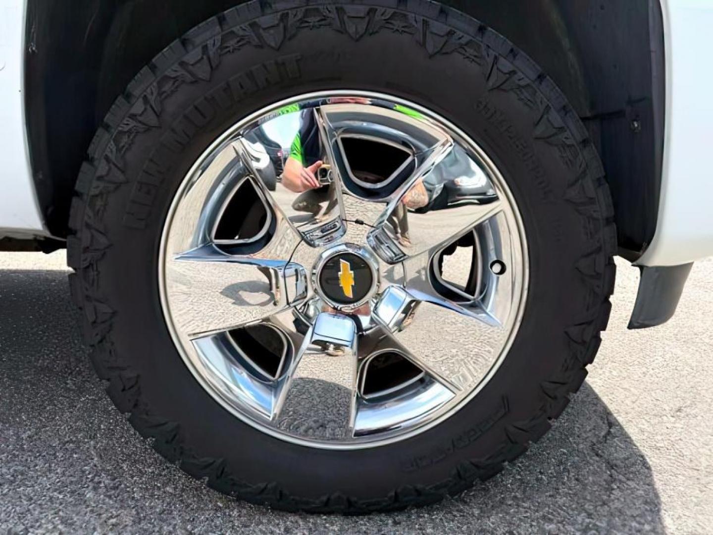 2007 WHITE /Ebony Chevrolet Silverado 1500 LT1 (1GCEC14J27Z) with an Vortec 5.3L V-8 regular unleaded engine, AUTOMATIC transmission, located at 1235 N Woodruff Ave., Idaho Falls, 83401, (208) 523-1053, 43.507172, -112.000488 - At Timberline Auto, finding a great deal on your next vehicle is always easy! Our experienced sales staff goal is to help find you the right vehicle at the right price! Our knowledgeable finance department has options for almost any credit score. We offer extended service contract options to prot - Photo#10