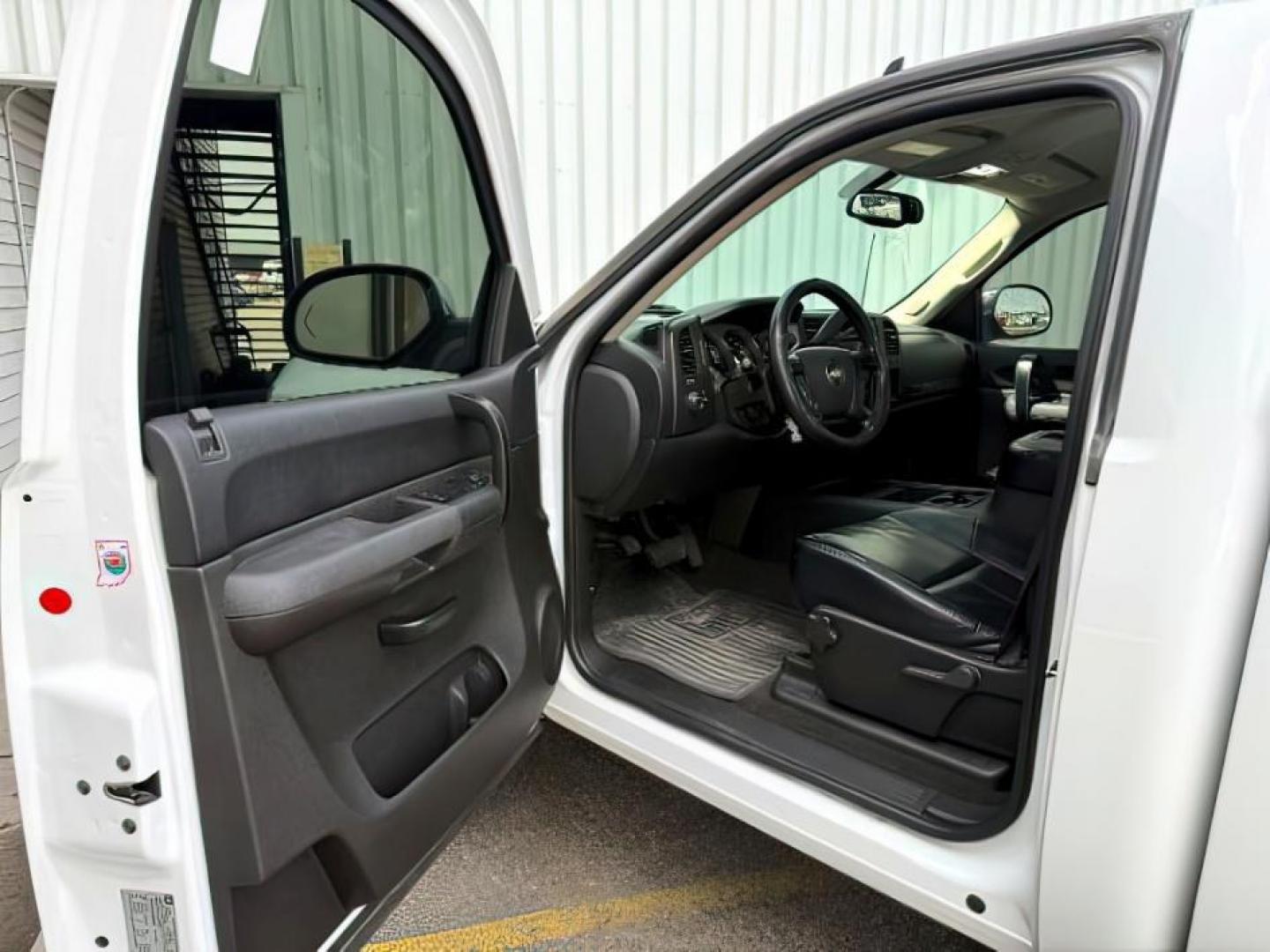 2007 WHITE /Ebony Chevrolet Silverado 1500 LT1 (1GCEC14J27Z) with an Vortec 5.3L V-8 regular unleaded engine, AUTOMATIC transmission, located at 1235 N Woodruff Ave., Idaho Falls, 83401, (208) 523-1053, 43.507172, -112.000488 - At Timberline Auto, finding a great deal on your next vehicle is always easy! Our experienced sales staff goal is to help find you the right vehicle at the right price! Our knowledgeable finance department has options for almost any credit score. We offer extended service contract options to prot - Photo#11
