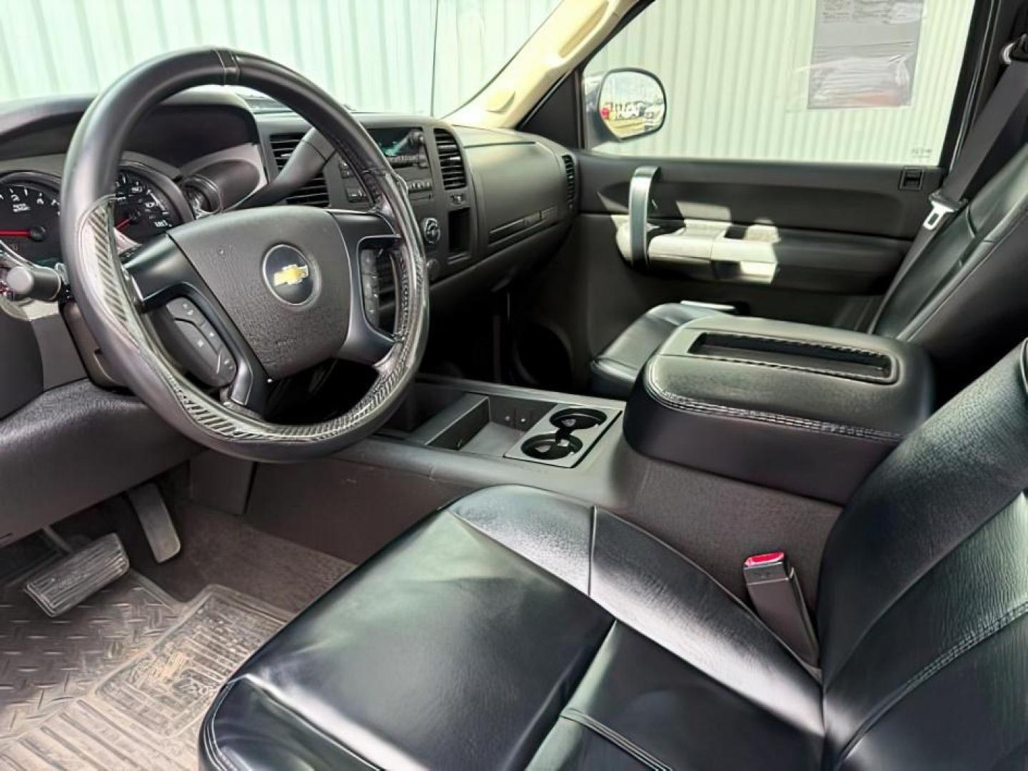 2007 WHITE /Ebony Chevrolet Silverado 1500 LT1 (1GCEC14J27Z) with an Vortec 5.3L V-8 regular unleaded engine, AUTOMATIC transmission, located at 1235 N Woodruff Ave., Idaho Falls, 83401, (208) 523-1053, 43.507172, -112.000488 - At Timberline Auto, finding a great deal on your next vehicle is always easy! Our experienced sales staff goal is to help find you the right vehicle at the right price! Our knowledgeable finance department has options for almost any credit score. We offer extended service contract options to prot - Photo#13