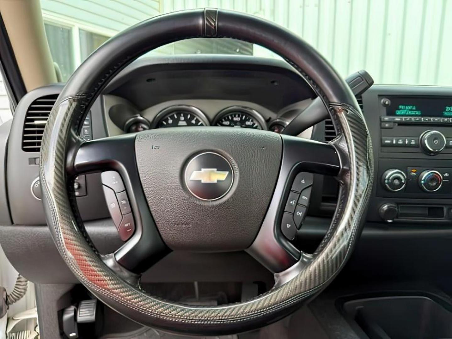 2007 WHITE /Ebony Chevrolet Silverado 1500 LT1 (1GCEC14J27Z) with an Vortec 5.3L V-8 regular unleaded engine, AUTOMATIC transmission, located at 1235 N Woodruff Ave., Idaho Falls, 83401, (208) 523-1053, 43.507172, -112.000488 - At Timberline Auto, finding a great deal on your next vehicle is always easy! Our experienced sales staff goal is to help find you the right vehicle at the right price! Our knowledgeable finance department has options for almost any credit score. We offer extended service contract options to prot - Photo#14