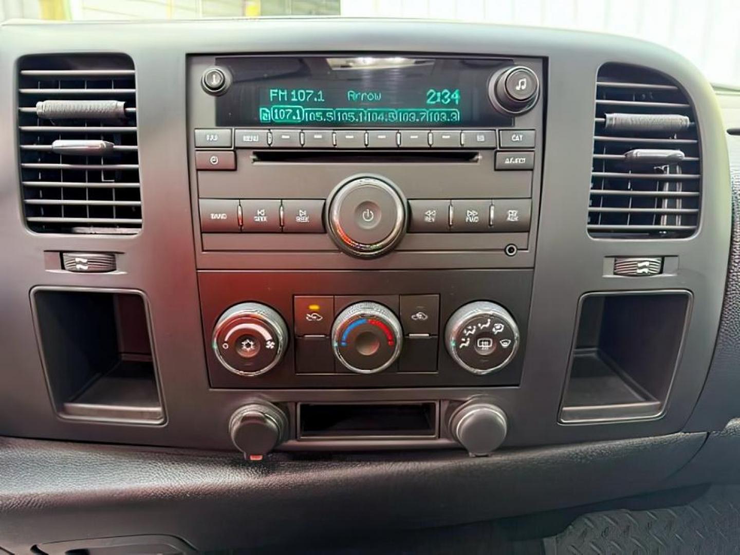 2007 WHITE /Ebony Chevrolet Silverado 1500 LT1 (1GCEC14J27Z) with an Vortec 5.3L V-8 regular unleaded engine, AUTOMATIC transmission, located at 1235 N Woodruff Ave., Idaho Falls, 83401, (208) 523-1053, 43.507172, -112.000488 - At Timberline Auto, finding a great deal on your next vehicle is always easy! Our experienced sales staff goal is to help find you the right vehicle at the right price! Our knowledgeable finance department has options for almost any credit score. We offer extended service contract options to prot - Photo#15
