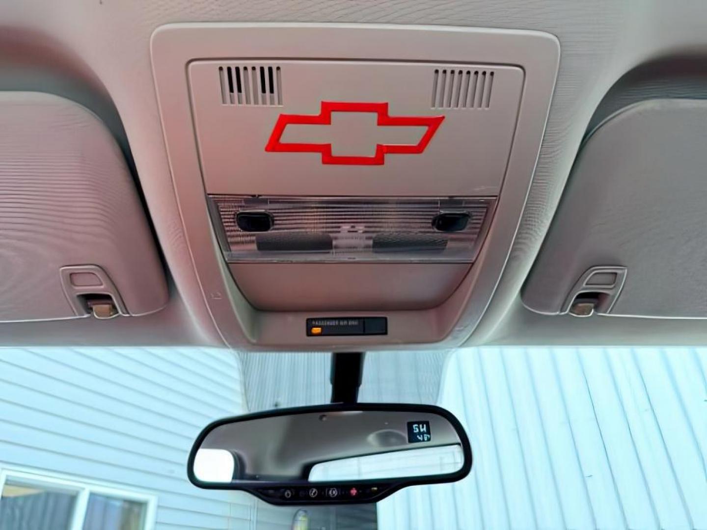 2007 WHITE /Ebony Chevrolet Silverado 1500 LT1 (1GCEC14J27Z) with an Vortec 5.3L V-8 regular unleaded engine, AUTOMATIC transmission, located at 1235 N Woodruff Ave., Idaho Falls, 83401, (208) 523-1053, 43.507172, -112.000488 - At Timberline Auto, finding a great deal on your next vehicle is always easy! Our experienced sales staff goal is to help find you the right vehicle at the right price! Our knowledgeable finance department has options for almost any credit score. We offer extended service contract options to prot - Photo#16