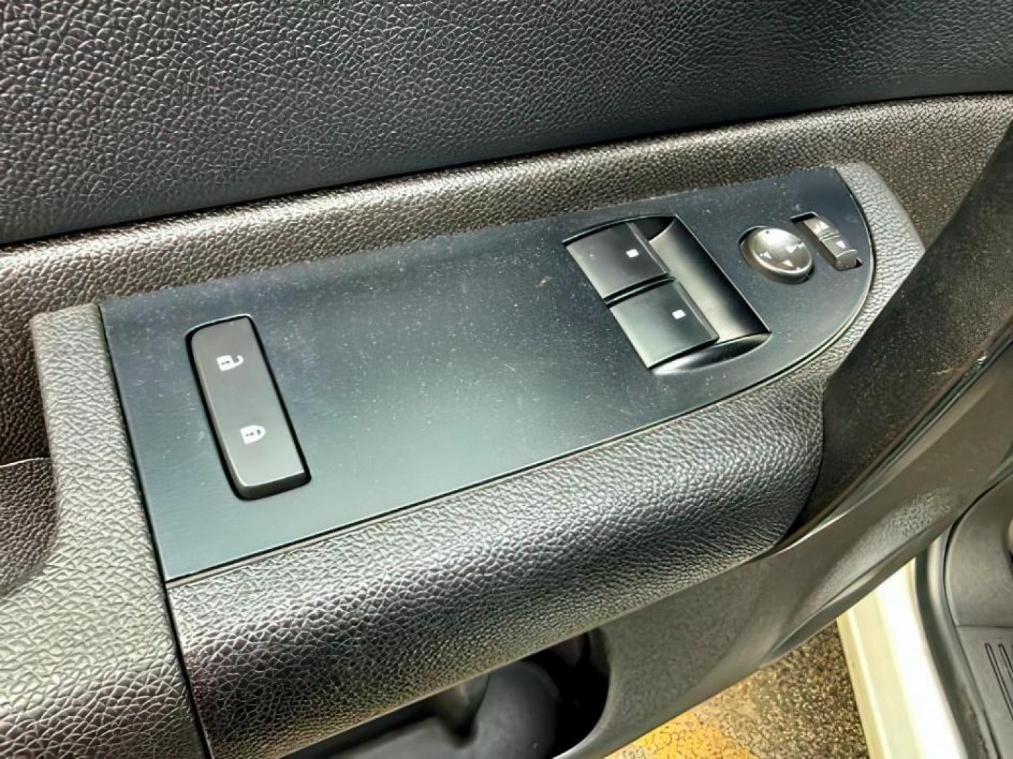 2007 WHITE /Ebony Chevrolet Silverado 1500 LT1 (1GCEC14J27Z) with an Vortec 5.3L V-8 regular unleaded engine, AUTOMATIC transmission, located at 1235 N Woodruff Ave., Idaho Falls, 83401, (208) 523-1053, 43.507172, -112.000488 - At Timberline Auto, finding a great deal on your next vehicle is always easy! Our experienced sales staff goal is to help find you the right vehicle at the right price! Our knowledgeable finance department has options for almost any credit score. We offer extended service contract options to prot - Photo#20