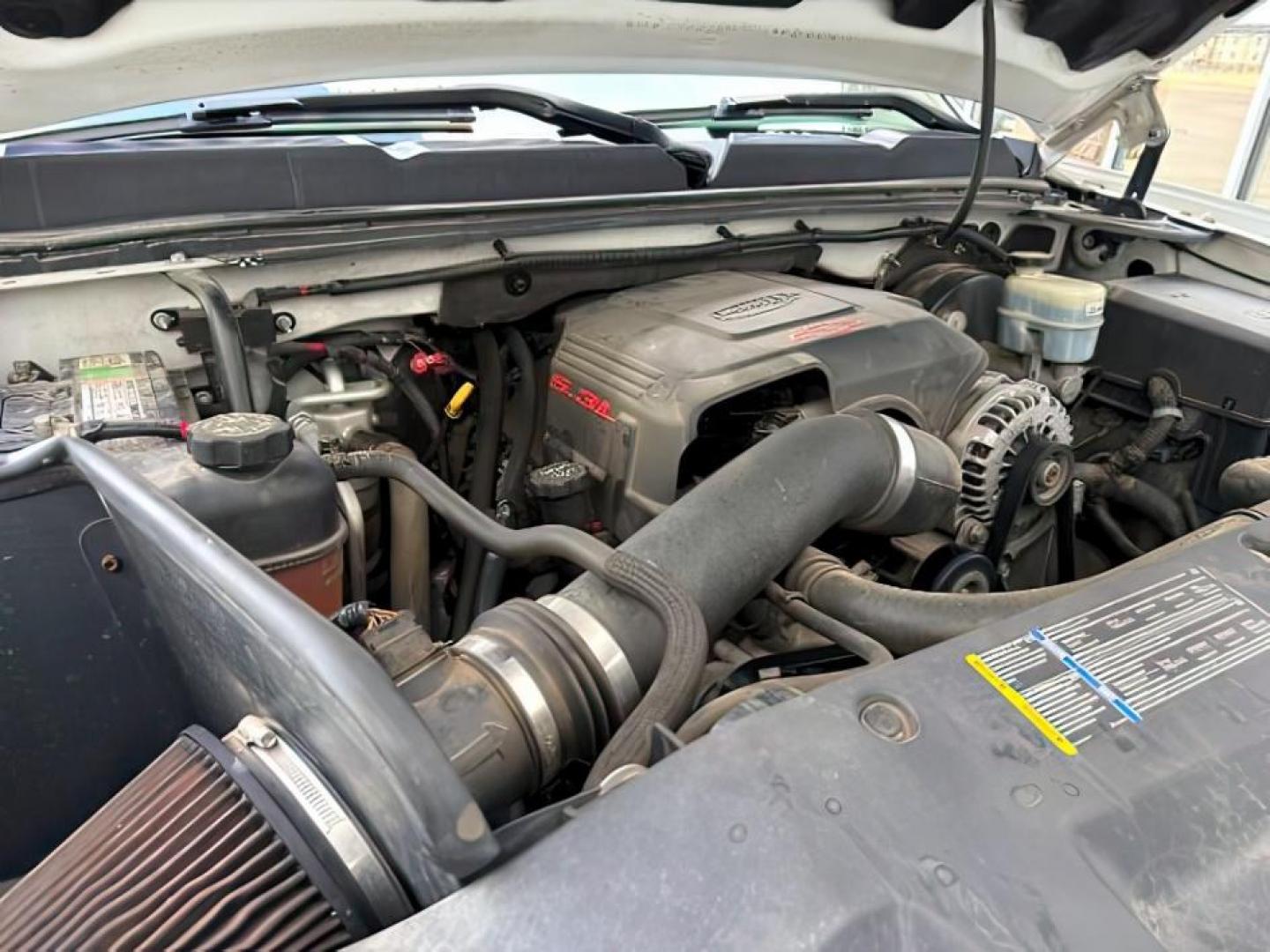 2007 WHITE /Ebony Chevrolet Silverado 1500 LT1 (1GCEC14J27Z) with an Vortec 5.3L V-8 regular unleaded engine, AUTOMATIC transmission, located at 1235 N Woodruff Ave., Idaho Falls, 83401, (208) 523-1053, 43.507172, -112.000488 - At Timberline Auto, finding a great deal on your next vehicle is always easy! Our experienced sales staff goal is to help find you the right vehicle at the right price! Our knowledgeable finance department has options for almost any credit score. We offer extended service contract options to prot - Photo#21