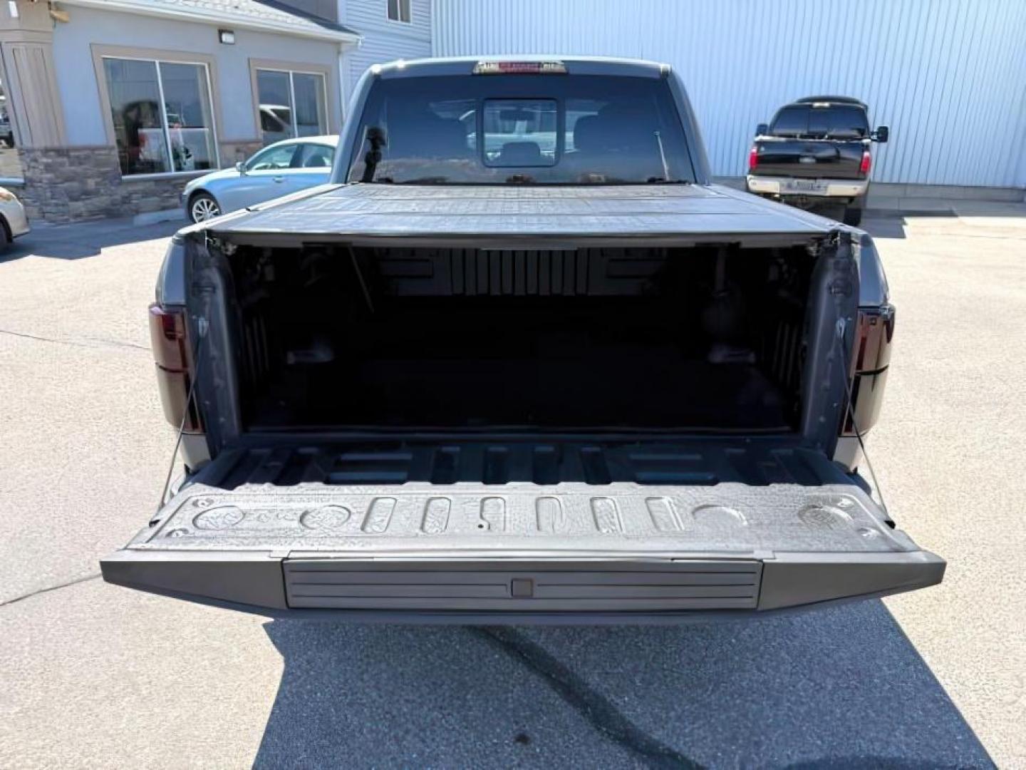 2018 GRAY /Black Ford F-150 (1FTEW1EG1JF) with an EcoBoost 35L V-6 portdirect injection engine, Automatic transmission, located at 1175 N Woodruff Ave, Idaho Falls, ID, 83401, 43.506901, -111.999657 - At Timberline Auto, finding a great deal on your next vehicle is always easy! Our experienced sales staff goal is to help find you the right vehicle at the right price! Our knowledgeable finance department has options for almost any credit score. We offer extended service contract options to prot - Photo#5