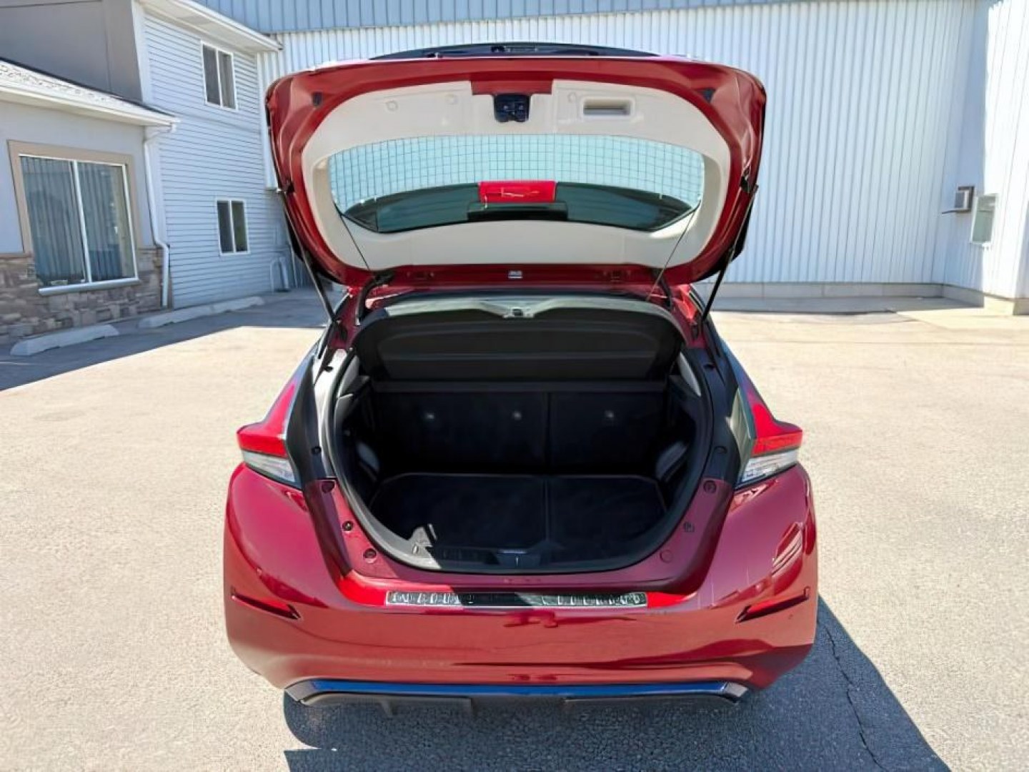 2022 RED /Black Nissan LEAF SV PLUS 62 kWh (1N4BZ1CV0NC) with an AC ELECTRIC MOTOR engine, AUTOMATIC transmission, located at 1235 N Woodruff Ave., Idaho Falls, 83401, (208) 523-1053, 43.507172, -112.000488 - At Timberline Auto, finding a great deal on your next vehicle is always easy! Our experienced sales staff goal is to help find you the right vehicle at the right price! Our knowledgeable finance department has options for almost any credit score. We offer extended service contract options to prot - Photo#5