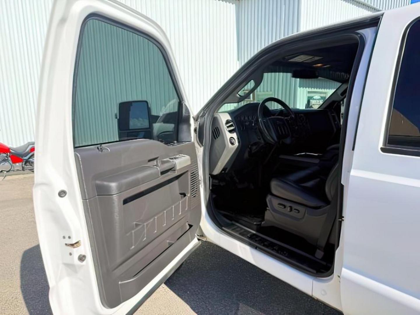 2011 WHITE /LEATHER Ford Super Duty F-350 SRW (1FT8W3BT2BE) with an 67L engine, Automatic transmission, located at 1175 N Woodruff Ave, Idaho Falls, ID, 83401, 43.506901, -111.999657 - At Timberline Auto, finding a great deal on your next vehicle is always easy! Our experienced sales staff goal is to help find you the right vehicle at the right price! Our knowledgeable finance department has options for almost any credit score. We offer extended service contract options to prot- Photo#10