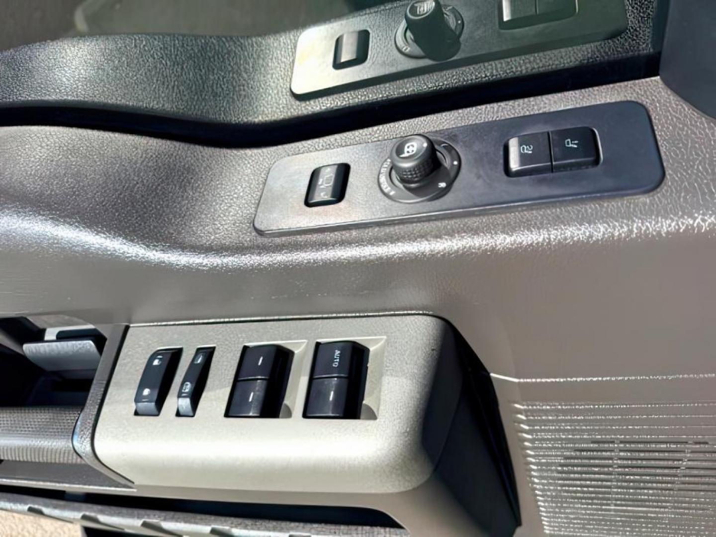2011 WHITE /LEATHER Ford Super Duty F-350 SRW (1FT8W3BT2BE) with an 67L engine, Automatic transmission, located at 1175 N Woodruff Ave, Idaho Falls, ID, 83401, 43.506901, -111.999657 - At Timberline Auto, finding a great deal on your next vehicle is always easy! Our experienced sales staff goal is to help find you the right vehicle at the right price! Our knowledgeable finance department has options for almost any credit score. We offer extended service contract options to prot- Photo#20