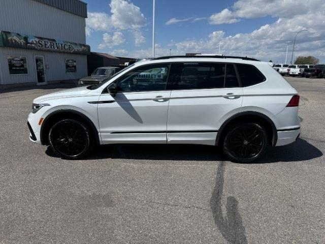 2022 WHITE /Titan Black Volkswagen Tiguan 2.0T SE R-Line Black (3VV8B7AX0NM) with an 2L I-4 gasoline direct injection engine, AUTOMATIC transmission, located at 1235 N Woodruff Ave., Idaho Falls, 83401, (208) 523-1053, 43.507172, -112.000488 - Photo#32