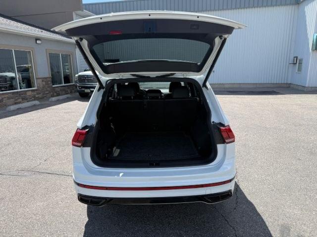 2022 WHITE /Titan Black Volkswagen Tiguan 2.0T SE R-Line Black (3VV8B7AX0NM) with an 2L I-4 gasoline direct injection engine, AUTOMATIC transmission, located at 1235 N Woodruff Ave., Idaho Falls, 83401, (208) 523-1053, 43.507172, -112.000488 - Photo#36