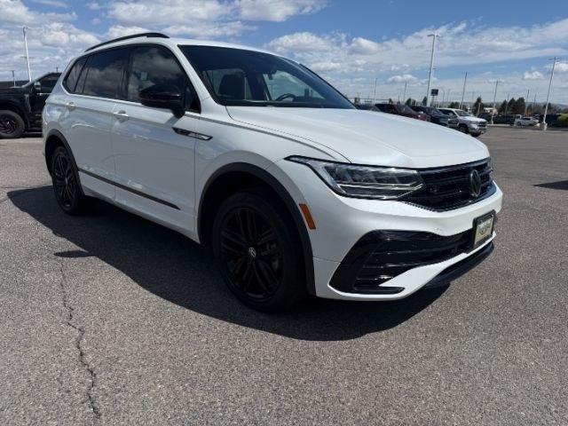2022 WHITE /Titan Black Volkswagen Tiguan 2.0T SE R-Line Black (3VV8B7AX0NM) with an 2L I-4 gasoline direct injection engine, AUTOMATIC transmission, located at 1235 N Woodruff Ave., Idaho Falls, 83401, (208) 523-1053, 43.507172, -112.000488 - Photo#41