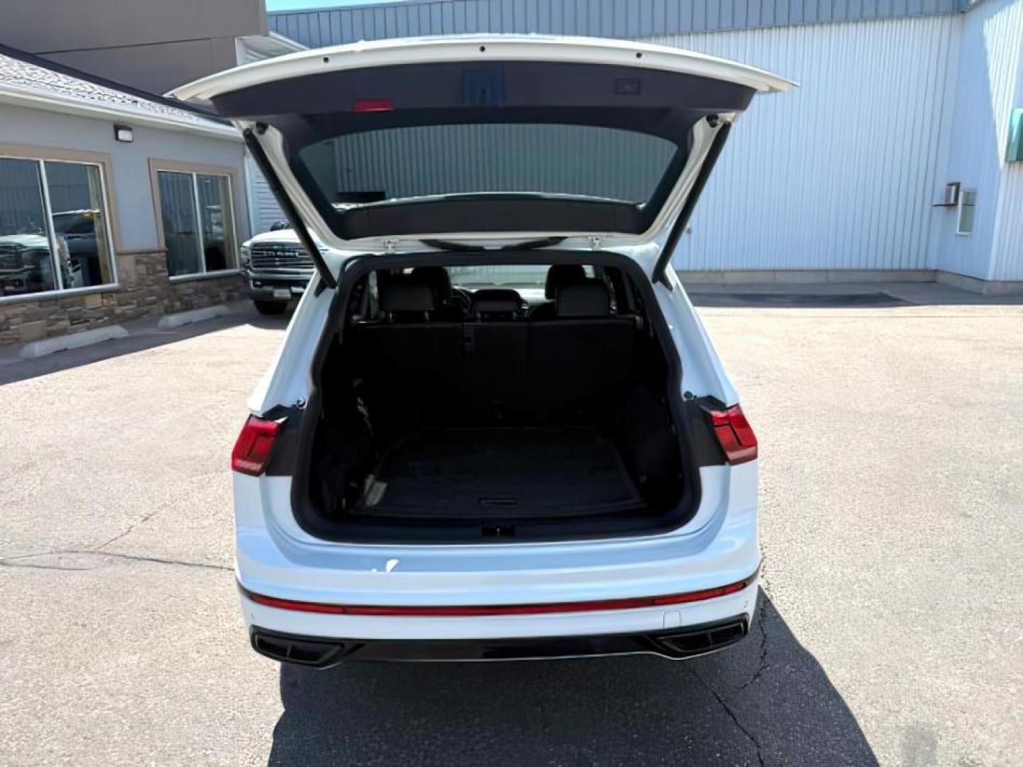 2022 WHITE /Titan Black Volkswagen Tiguan (3VV8B7AX0NM) with an 2L I-4 gasoline direct injection engine, Automatic transmission, located at 1175 N Woodruff Ave, Idaho Falls, ID, 83401, 43.506901, -111.999657 - At Timberline Auto, finding a great deal on your next vehicle is always easy! Our experienced sales staff goal is to help find you the right vehicle at the right price! Our knowledgeable finance department has options for almost any credit score. We offer extended service contract options to prot - Photo#5