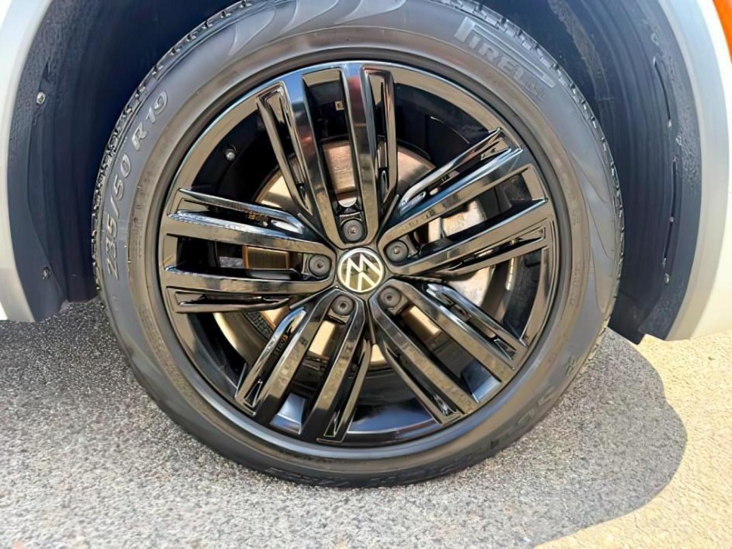 2022 WHITE /Titan Black Volkswagen Tiguan (3VV8B7AX0NM) with an 2L I-4 gasoline direct injection engine, Automatic transmission, located at 1175 N Woodruff Ave, Idaho Falls, ID, 83401, 43.506901, -111.999657 - At Timberline Auto, finding a great deal on your next vehicle is always easy! Our experienced sales staff goal is to help find you the right vehicle at the right price! Our knowledgeable finance department has options for almost any credit score. We offer extended service contract options to prot - Photo#12