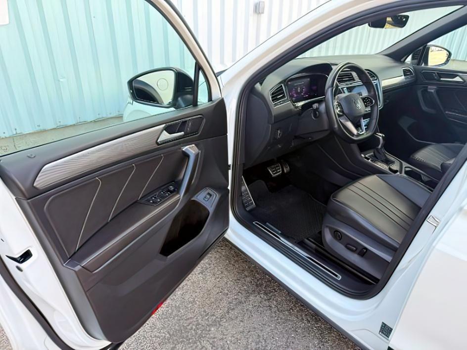 2022 WHITE /Titan Black Volkswagen Tiguan 2.0T SE R-Line Black (3VV8B7AX0NM) with an 2L I-4 gasoline direct injection engine, AUTOMATIC transmission, located at 1235 N Woodruff Ave., Idaho Falls, 83401, (208) 523-1053, 43.507172, -112.000488 - Photo#13