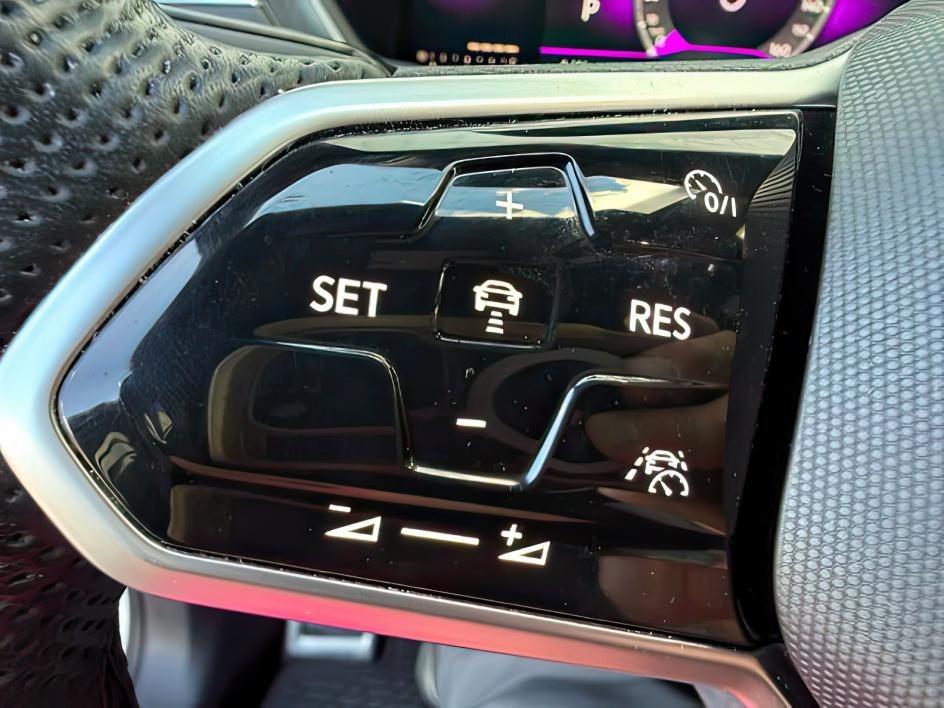 2022 WHITE /Titan Black Volkswagen Tiguan 2.0T SE R-Line Black (3VV8B7AX0NM) with an 2L I-4 gasoline direct injection engine, AUTOMATIC transmission, located at 1235 N Woodruff Ave., Idaho Falls, 83401, (208) 523-1053, 43.507172, -112.000488 - Photo#24