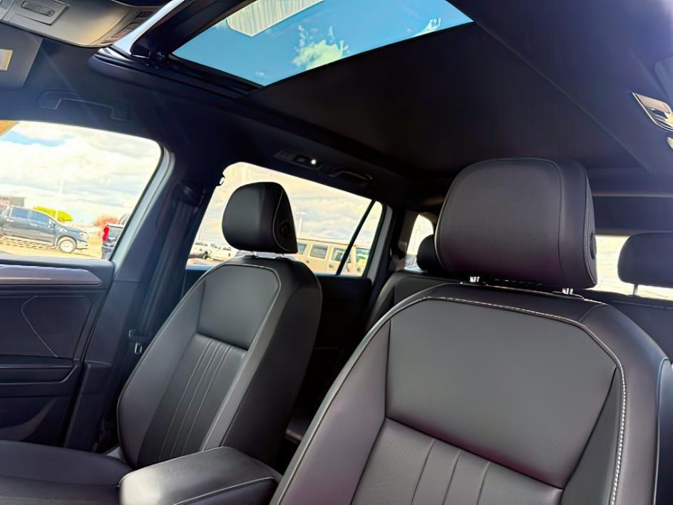 2022 WHITE /Titan Black Volkswagen Tiguan 2.0T SE R-Line Black (3VV8B7AX0NM) with an 2L I-4 gasoline direct injection engine, AUTOMATIC transmission, located at 1235 N Woodruff Ave., Idaho Falls, 83401, (208) 523-1053, 43.507172, -112.000488 - Photo#25