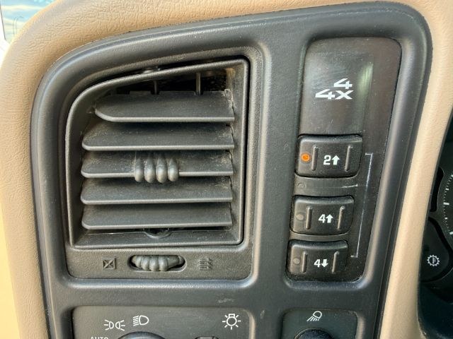2004 WHITE /Medium Gray Chevrolet Silverado 2500HD LT (1GCHK23284F) with an Duramax 6.6L V-8 diesel direct injection engine, AUTOMATIC transmission, located at 1235 N Woodruff Ave., Idaho Falls, 83401, (208) 523-1053, 43.507172, -112.000488 - At Timberline Auto, finding a great deal on your next vehicle is always easy! Our experienced sales staff goal is to help find you the right vehicle at the right price! Our knowledgeable finance department has options for almost any credit score. We offer extended service contract options to prot- Photo#44