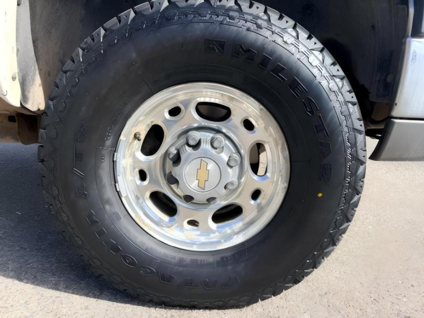 2004 WHITE /Medium Gray Chevrolet Silverado 2500HD (1GCHK23284F) with an Duramax 66L V-8 diesel direct injection engine, Automatic transmission, located at 1175 N Woodruff Ave, Idaho Falls, ID, 83401, 43.506901, -111.999657 - At Timberline Auto, finding a great deal on your next vehicle is always easy! Our experienced sales staff goal is to help find you the right vehicle at the right price! Our knowledgeable finance department has options for almost any credit score. We offer extended service contract options to prot- Photo#9