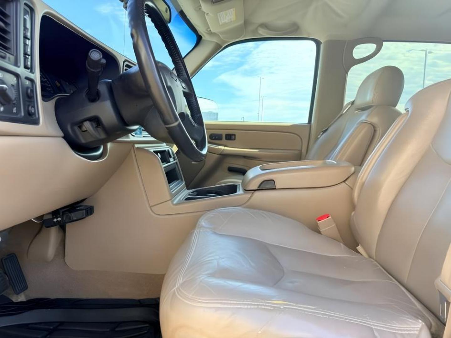 2004 WHITE /Medium Gray Chevrolet Silverado 2500HD (1GCHK23284F) with an Duramax 66L V-8 diesel direct injection engine, Automatic transmission, located at 1175 N Woodruff Ave, Idaho Falls, ID, 83401, 43.506901, -111.999657 - At Timberline Auto, finding a great deal on your next vehicle is always easy! Our experienced sales staff goal is to help find you the right vehicle at the right price! Our knowledgeable finance department has options for almost any credit score. We offer extended service contract options to prot- Photo#11