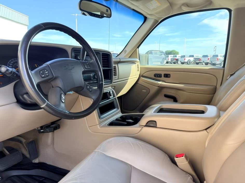2004 WHITE /Medium Gray Chevrolet Silverado 2500HD LT (1GCHK23284F) with an Duramax 6.6L V-8 diesel direct injection engine, AUTOMATIC transmission, located at 1235 N Woodruff Ave., Idaho Falls, 83401, (208) 523-1053, 43.507172, -112.000488 - At Timberline Auto, finding a great deal on your next vehicle is always easy! Our experienced sales staff goal is to help find you the right vehicle at the right price! Our knowledgeable finance department has options for almost any credit score. We offer extended service contract options to prot- Photo#12