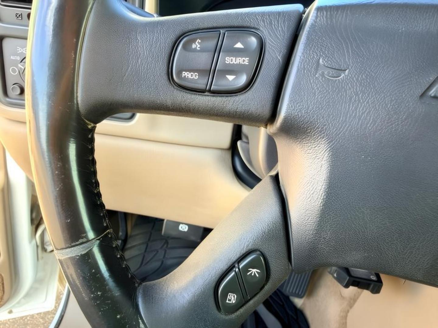 2004 WHITE /Medium Gray Chevrolet Silverado 2500HD (1GCHK23284F) with an Duramax 66L V-8 diesel direct injection engine, Automatic transmission, located at 1175 N Woodruff Ave, Idaho Falls, ID, 83401, 43.506901, -111.999657 - At Timberline Auto, finding a great deal on your next vehicle is always easy! Our experienced sales staff goal is to help find you the right vehicle at the right price! Our knowledgeable finance department has options for almost any credit score. We offer extended service contract options to prot- Photo#17
