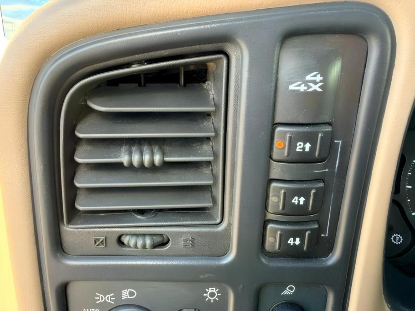 2004 WHITE /Medium Gray Chevrolet Silverado 2500HD (1GCHK23284F) with an Duramax 66L V-8 diesel direct injection engine, Automatic transmission, located at 1175 N Woodruff Ave, Idaho Falls, ID, 83401, 43.506901, -111.999657 - At Timberline Auto, finding a great deal on your next vehicle is always easy! Our experienced sales staff goal is to help find you the right vehicle at the right price! Our knowledgeable finance department has options for almost any credit score. We offer extended service contract options to prot- Photo#18