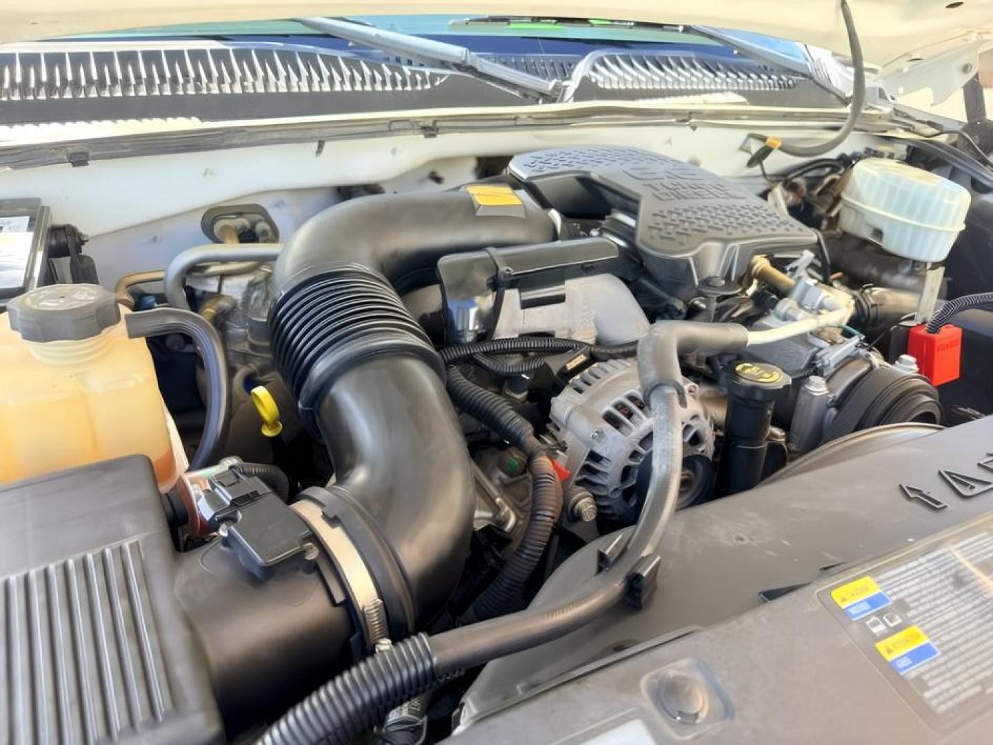 2004 WHITE /Medium Gray Chevrolet Silverado 2500HD (1GCHK23284F) with an Duramax 66L V-8 diesel direct injection engine, Automatic transmission, located at 1175 N Woodruff Ave, Idaho Falls, ID, 83401, 43.506901, -111.999657 - At Timberline Auto, finding a great deal on your next vehicle is always easy! Our experienced sales staff goal is to help find you the right vehicle at the right price! Our knowledgeable finance department has options for almost any credit score. We offer extended service contract options to prot- Photo#25