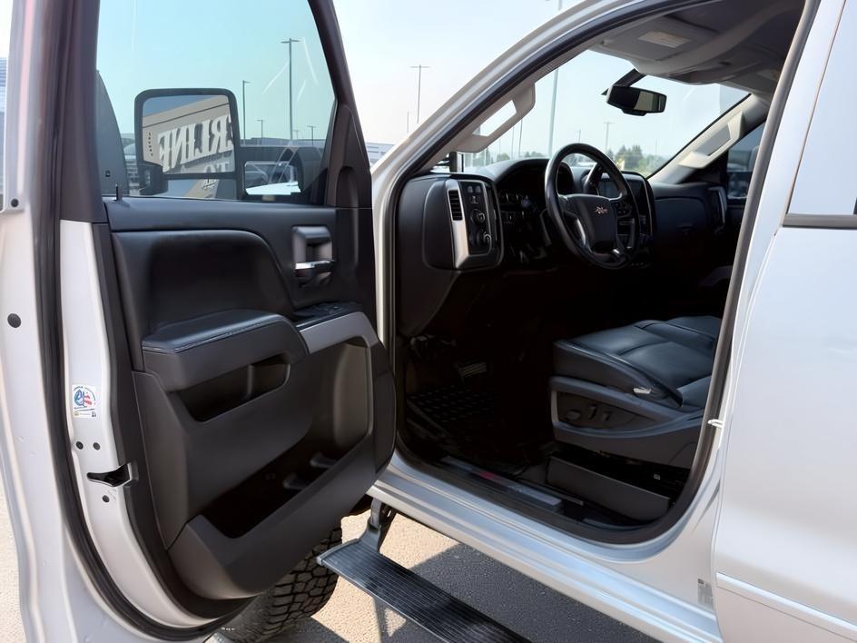 2015 SILVER /Dark Ash/Jet Black Chevrolet Silverado 3500HD (1GC4KZC85FF) with an 66L V8 16V OHV TURBO DIESEL engine, Automatic transmission, located at 1175 N Woodruff Ave, Idaho Falls, ID, 83401, 43.506901, -111.999657 - At Timberline Auto, finding a great deal on your next vehicle is always easy! Our experienced sales staff goal is to help find you the right vehicle at the right price! Our knowledgeable finance department has options for almost any credit score. We offer extended service contract options to prot- Photo#12