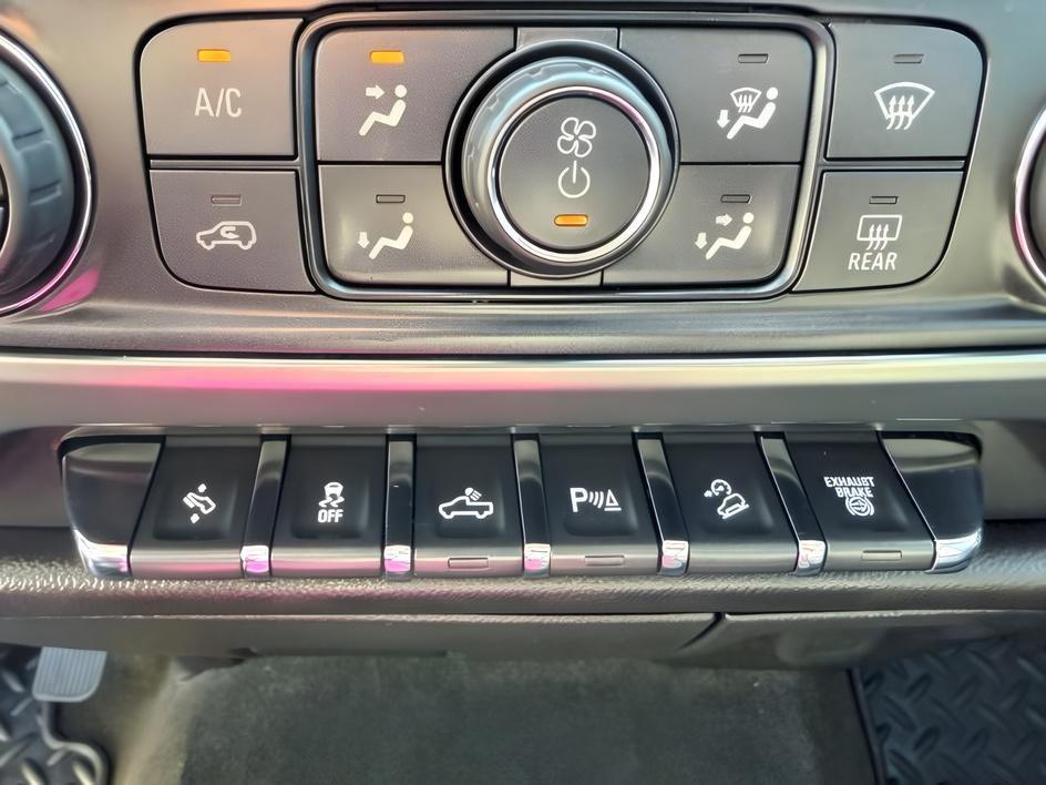 2015 SILVER /Dark Ash/Jet Black Chevrolet Silverado 3500HD (1GC4KZC85FF) with an 66L V8 16V OHV TURBO DIESEL engine, Automatic transmission, located at 1175 N Woodruff Ave, Idaho Falls, ID, 83401, 43.506901, -111.999657 - At Timberline Auto, finding a great deal on your next vehicle is always easy! Our experienced sales staff goal is to help find you the right vehicle at the right price! Our knowledgeable finance department has options for almost any credit score. We offer extended service contract options to prot- Photo#19