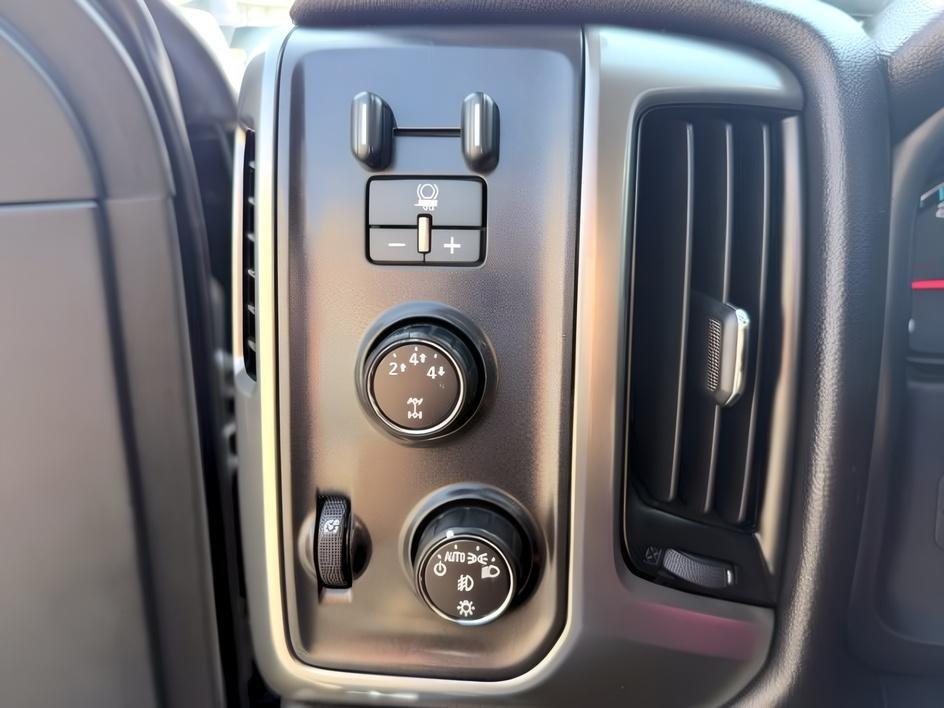 2015 SILVER /Dark Ash/Jet Black Chevrolet Silverado 3500HD (1GC4KZC85FF) with an 66L V8 16V OHV TURBO DIESEL engine, Automatic transmission, located at 1175 N Woodruff Ave, Idaho Falls, ID, 83401, 43.506901, -111.999657 - At Timberline Auto, finding a great deal on your next vehicle is always easy! Our experienced sales staff goal is to help find you the right vehicle at the right price! Our knowledgeable finance department has options for almost any credit score. We offer extended service contract options to prot- Photo#23