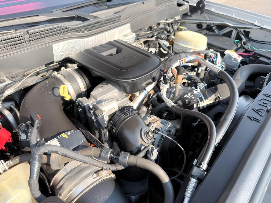 2015 SILVER /Dark Ash/Jet Black Chevrolet Silverado 3500HD (1GC4KZC85FF) with an 66L V8 16V OHV TURBO DIESEL engine, Automatic transmission, located at 1175 N Woodruff Ave, Idaho Falls, ID, 83401, 43.506901, -111.999657 - At Timberline Auto, finding a great deal on your next vehicle is always easy! Our experienced sales staff goal is to help find you the right vehicle at the right price! Our knowledgeable finance department has options for almost any credit score. We offer extended service contract options to prot- Photo#28