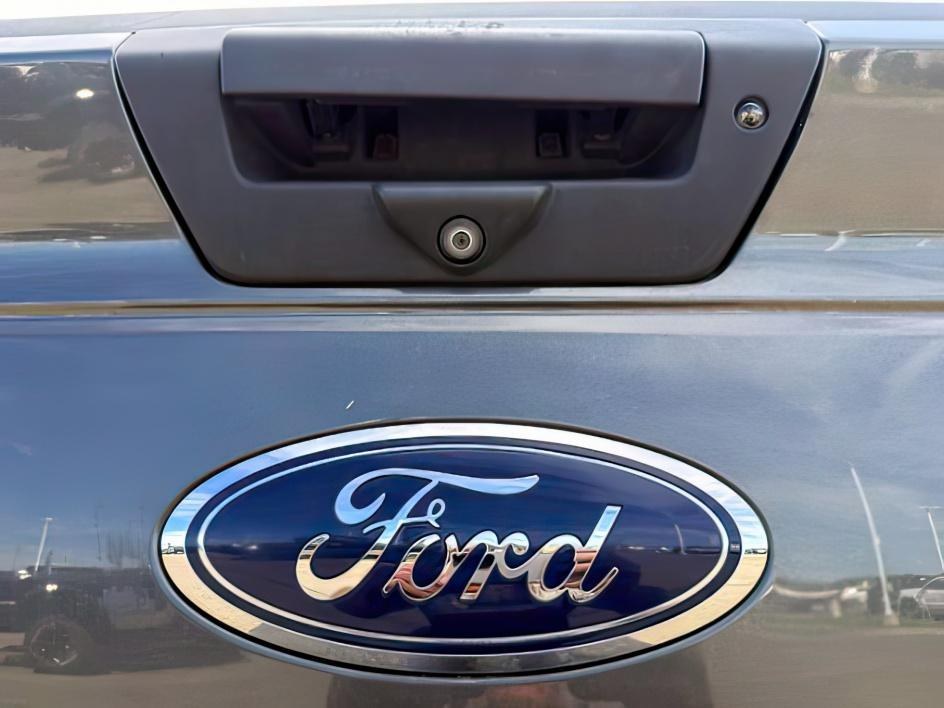 2018 GRAY /Medium Earth Gray Ford F-150 XLT (1FTFW1EG9JK) with an EcoBoost 3.5L V-6 port/direct injection engine, AUTOMATIC transmission, located at 1235 N Woodruff Ave., Idaho Falls, 83401, (208) 523-1053, 43.507172, -112.000488 - At Timberline Auto, finding a great deal on your next vehicle is always easy! Our experienced sales staff goal is to help find you the right vehicle at the right price! Our knowledgeable finance department has options for almost any credit score. We offer extended service contract options to prot- Photo#4