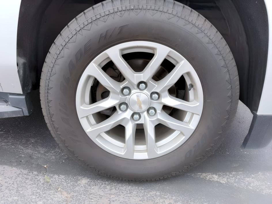 2017 Silver Ice Metallic /Jet Black/Dark Ash Chevrolet Tahoe (1GNSKBKCXHR) with an EcoTec3 53L V-8 gasoline direct injection engine, Automatic transmission, located at 1175 N Woodruff Ave, Idaho Falls, ID, 83401, 43.506901, -111.999657 - Full size SUV space and everyday family functionality come together in this 2017 Chevrolet Tahoe 4x4 equipped with a 5.3L V8 engine. Three row seating provides generous passenger capacity while maintaining flexible cargo space for luggage, groceries, sports equipment, and daily essentials. Four whee- Photo#13