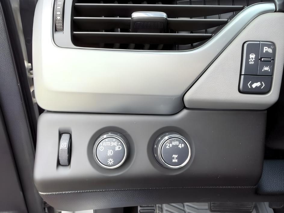 2017 Silver Ice Metallic /Jet Black/Dark Ash Chevrolet Tahoe (1GNSKBKCXHR) with an EcoTec3 53L V-8 gasoline direct injection engine, Automatic transmission, located at 1175 N Woodruff Ave, Idaho Falls, ID, 83401, 43.506901, -111.999657 - Full size SUV space and everyday family functionality come together in this 2017 Chevrolet Tahoe 4x4 equipped with a 5.3L V8 engine. Three row seating provides generous passenger capacity while maintaining flexible cargo space for luggage, groceries, sports equipment, and daily essentials. Four whee- Photo#23
