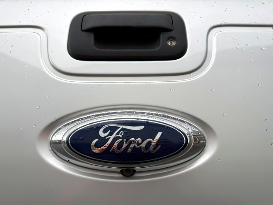 2013 SILVER /Black Ford F-350 (1FT8W3BT9DE) with an 67L engine, Automatic transmission, located at 1175 N Woodruff Ave, Idaho Falls, ID, 83401, 43.506901, -111.999657 - At Timberline Auto, finding a great deal on your next vehicle is always easy! Our experienced sales staff goal is to help find you the right vehicle at the right price! Our knowledgeable finance department has options for almost any credit score. We offer extended service contract options to prot - Photo#4