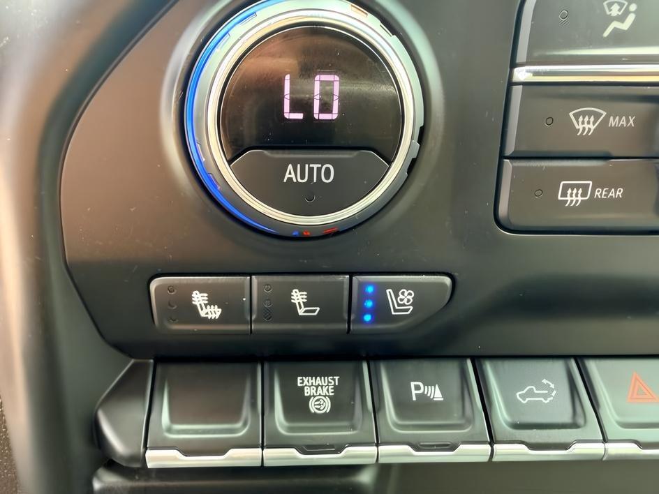 2020 BLUE /Gideon/Very Dark Atmosphere Chevrolet Silverado 2500HD 4WD Crew Cab Long Bed LTZ (1GC4YPEY7LF) with an Duramax 6.6L V-8 diesel direct injection engine, AUTOMATIC transmission, located at 1235 N Woodruff Ave., Idaho Falls, 83401, (208) 523-1053, 43.507172, -112.000488 - Heavy duty strength and diesel performance come together in this 2020 Chevrolet Silverado 2500HD Crew Cab 4x4 equipped with the 6.6L Duramax turbo diesel engine. Built for demanding towing and hauling needs, this 2500HD delivers the capability truck buyers expect when moving heavy trailers, equipmen- Photo#18